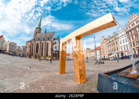 Goldener Brunnen auf dem Platz in Pilsen Stockfoto