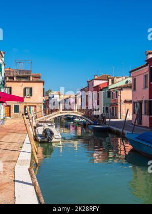 Farbenfrohe Gebäude auf der Insel Burano in der Nähe von Venedig, Italien Stockfoto