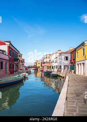 Farbenfrohe Gebäude auf der Insel Burano in der Nähe von Venedig, Italien Stockfoto