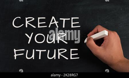 Die Worte Create you future stehen auf einem Schwarzen Brett, freuen nach vorne, Strategie planen, einem Traum folgen, Motivationskonzept Stockfoto