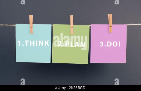 Die Wörter think Plan do stehen auf einem Blatt Papier, haben ein Geschäfts- und Bildungsziel, Coaching-Konzept, positives Denken, Motivation Stockfoto