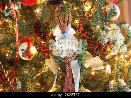 Dekoratives Weihnachtsschmuck - Glücksklee am Weihnachtsbaum Stockfoto