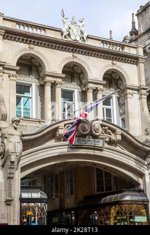 London, Großbritannien - 14. 2022. September: Das Äußere der prächtigen Burlington Arcade, von Piccadilly aus gesehen, in London, Großbritannien. Stockfoto