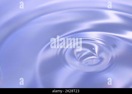 Schöner blauer Hintergrund in Form von Kreisen auf dem Wasser. Universeller abstrakter unscharfer Hintergrund. Stockfoto