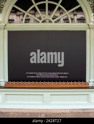 London, Großbritannien - 14. 2022. September: Die Schaufenster von Fortnum und Mason auf Piccadilly wurden als Zeichen des Respekts für das Leben und die Herrschaft von Quee verdunkelt Stockfoto