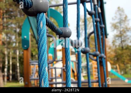 Kinderspielplatz mit Sportgeräten im Stadtpark. Das Konzept eines gesunden Lebensstils. Stockfoto