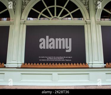 London, Großbritannien - 14. 2022. September: Die Schaufenster von Fortnum und Mason auf Piccadilly wurden als Zeichen des Respekts für das Leben und die Herrschaft von Quee verdunkelt Stockfoto