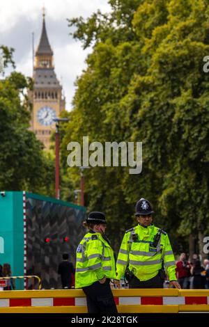 London, Großbritannien - 14. 2022. September: Polizeibeamte auf einer Barrikade am Victoria Embankment, am Tag der Prozessionszeremonie von Königin Elizabeth II., Stockfoto