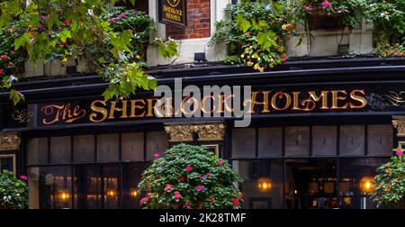 London, Großbritannien - 14. 2022. September: Außenansicht des öffentlichen Hauses Sherlock Holmes in der Northumberland Street in London, Großbritannien. Stockfoto