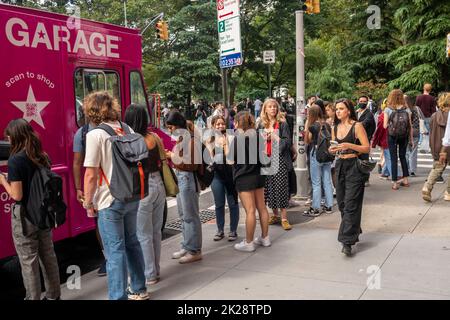 Ein Foodtruck als Markenaktivierung für Garage, ein Unternehmen für schnelle Damenmode, verschenkt am Donnerstag, den 8. September 2022, kostenlose Kaffeegetränke außerhalb der NYU in Greenwich Village in New York. (© Richard B. Levine) Stockfoto