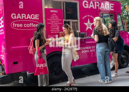 Ein Foodtruck als Markenaktivierung für Garage, ein Unternehmen für schnelle Damenmode, verschenkt am Donnerstag, den 8. September 2022, kostenlose Kaffeegetränke außerhalb der NYU in Greenwich Village in New York. (© Richard B. Levine) Stockfoto