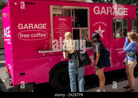 Ein Foodtruck als Markenaktivierung für Garage, ein Unternehmen für schnelle Damenmode, verschenkt am Donnerstag, den 8. September 2022, kostenlose Kaffeegetränke außerhalb der NYU in Greenwich Village in New York. (© Richard B. Levine) Stockfoto