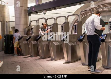 Maskierte und maskenlose Reisende betreten und verlassen am Mittwoch, den 7. September 2022, den U-Bahnhof West 34. St-Hudson Yards in New York. NYS Gov. Kathy Hochul gab bekannt, dass das Maskenmandat für U-Bahnen, Busse und Pendlerzüge aufgehoben wurde. (© Richard B. Levine) Stockfoto