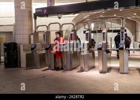 Maskierte und maskenlose Reisende betreten und verlassen am Mittwoch, den 7. September 2022, den U-Bahnhof West 34. St-Hudson Yards in New York. NYS Gov. Kathy Hochul gab bekannt, dass das Maskenmandat für U-Bahnen, Busse und Pendlerzüge aufgehoben wurde. (© Richard B. Levine) Stockfoto