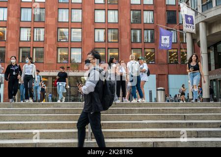 Am Donnerstag, den 8. September 2022, wimmeln Studenten vor dem Eingang der NYU Stern School of Business an der New York University in Greenwich Village in New York. (© Richard B. Levine) Stockfoto