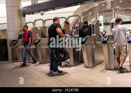 Maskierte und maskenlose Reisende betreten und verlassen am Mittwoch, den 7. September 2022, den U-Bahnhof West 34. St-Hudson Yards in New York. NYS Gov. Kathy Hochul gab bekannt, dass das Maskenmandat für U-Bahnen, Busse und Pendlerzüge aufgehoben wurde. (© Richard B. Levine) Stockfoto