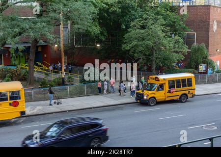 Eltern und Schüler außerhalb von PS33 Jahren in Chelsea in New York am ersten Schultag, Donnerstag, 8. September 2022. In diesem Jahr werden Masken empfohlen, aber nicht benötigt, und die Schüler werden sich nicht mehr in der Schule einem zufälligem PCR-Test unterziehen, sondern vier Tests pro Monat zum Mitnehmen (© Richard B. Levine) Stockfoto