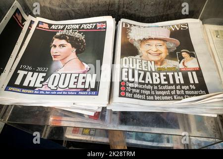 Die Titelseiten der New York Daily News und der New York Post berichten über den Tod von Königin Elizabeth II am Freitag, den 9. September 2022. Der lang regierende Monarch des Vereinigten Königreichs starb im Alter von 96 Jahren auf Balmoral Castle in Schottland. (© Richard B. Levine) Stockfoto