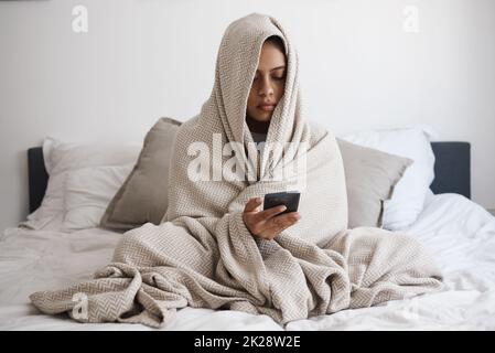 Depressionen, Angst und Frauen schreiben im Bett, lesen online Social-Media-Mobbing Post, Gefühl allein im Schlafzimmer. Psychische Gesundheit, Angst und traurige Frau Stockfoto