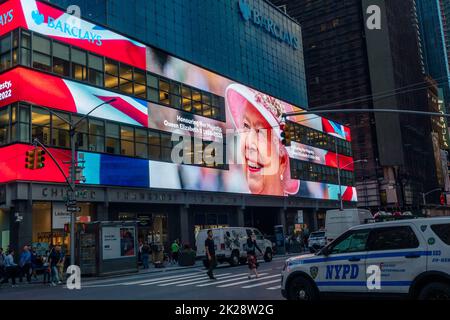 Ein Denkmal für Königin Elizabeth II. An der Fassade des New Yorker Hauptquartiers der Barclays Bank am Mittwoch, den 14. September 2022. Der lang regierende Monarch des Vereinigten Königreichs starb im Alter von 96 Jahren auf Balmoral Castle in Schottland. (© Richard B. Levine) Stockfoto