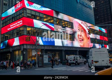 Ein Denkmal für Königin Elizabeth II. An der Fassade des New Yorker Hauptquartiers der Barclays Bank am Mittwoch, den 14. September 2022. Der lang regierende Monarch des Vereinigten Königreichs starb im Alter von 96 Jahren auf Balmoral Castle in Schottland. (© Richard B. Levine) Stockfoto