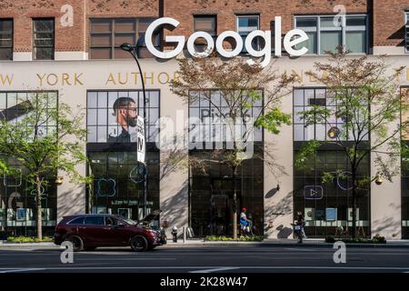 Das Google-Logo auf ihrem Gebäude in der 8. Avenue 111 in New York am Mittwoch, 21. September 2022. (© Richard B. Levine) Stockfoto