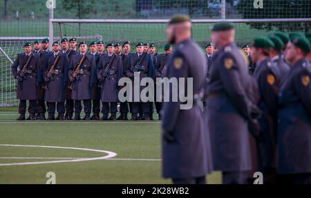 Pockau Lengefeld, Deutschland. 22. September 2022. Rekruten der Marienberger Jäger des Panzergrenadier-Bataillons 371 stehen für einen Pfandrollaufruf auf einem Sportplatz im Erzgebirge. Während der Zeremonie schwor die 120 Männer und Frauen, der Bundesrepublik treu zu dienen. Das Bataillon ist in Marienberg (Erzgebirgskreis) stationiert und gehört zur Panzergrenadier Brigade 37. Die assoziierten Soldaten können unter anderem zur nationalen und alliierten Verteidigung im in- und Ausland eingesetzt werden. Quelle: Jan Woitas/dpa/Alamy Live News Stockfoto