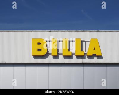 BRNO, TSCHECHISCHE REPUBLIK - CA. SEPTEMBER 2022: Billa-Schaufenster Stockfoto