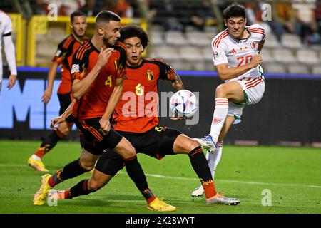 Brüssel, Belgien, 22. September 2022, der belgische Zeno Debast, der belgische Axel Witsel und der walisische Daniel James kämpfen während eines Fußballspiels zwischen der belgischen Nationalmannschaft The Red Devils und Wales am Donnerstag, 22. September 2022 in Brüssel, Spiel 5 (von sechs) in der Nations League A-Gruppenphase. BELGA FOTO LAURIE DIEFFEMBACQ Stockfoto