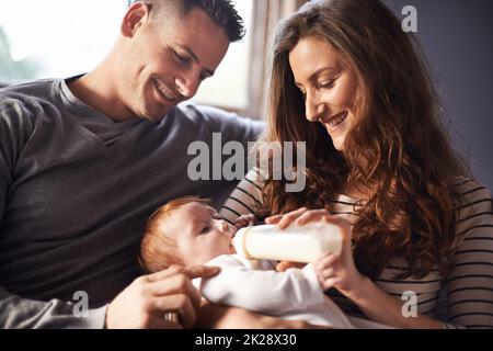 All die Liebe, die sie braucht. Ein Paar mit ihrem Baby. Stockfoto