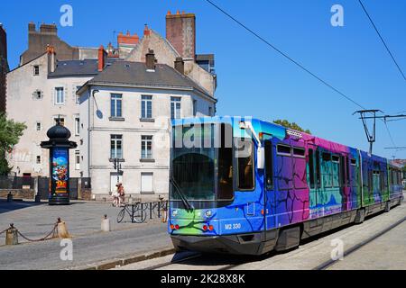 NANTES, FRANKREICH -10 AUG 2022- Blick auf eine öffentliche Straßenbahn auf der Straße in der Innenstadt von Nantes, Frankreich. Stockfoto