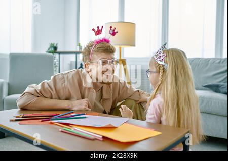 Vater und Tochter haben Spaß beim gemeinsamen Spielen Stockfoto