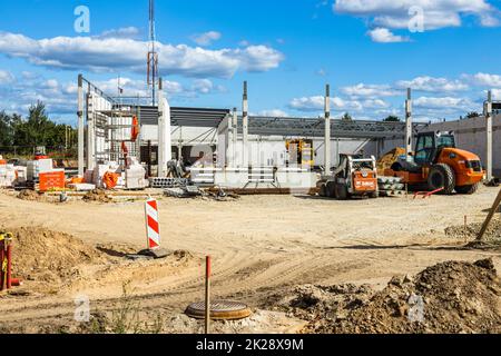 Geschoss Gebäude Stahlrahmen im Bau. Alytus, Litauen 4. September 2022 Stockfoto