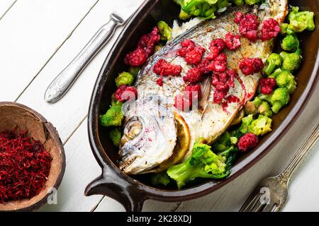 Köstlicher Goldkopffisch in Beerensauce. Stockfoto