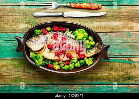 Köstlicher Goldkopffisch in Beerensauce. Stockfoto