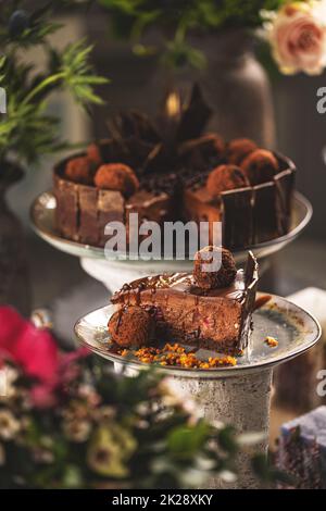 Schokoladen-Mousse-Kuchen mit Kirsche Stockfoto