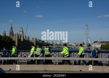 Die Polizei auf der Lambeth-Brücke, die auf derselben Strecke nach Victoria Gardens fährt, wie diejenigen, die Schlange stehen, um der Königin ihre Ehre zu erweisen - am 17.. September 2022 Stockfoto