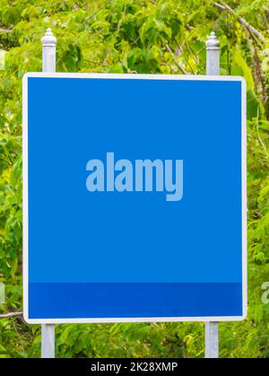 Leeres blaues, typisches asiatisches Straßenschild Phuket Thailand. Stockfoto