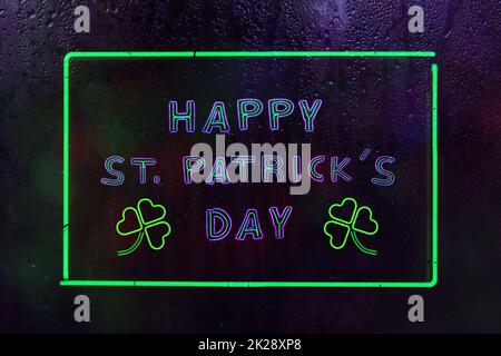 Happy St. Patrick's Day Neon Schild in Rainy Wet Window Stockfoto