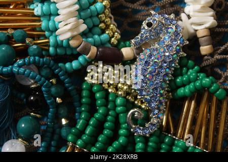 Mermaid Fashion mit Schmuck- und Angelnetz – Nahaufnahme Stockfoto