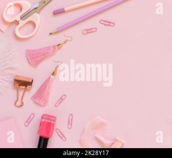 Pinkfarbene Accessoires und Schreibwaren für Mädchen auf pastellrosa Hintergrund Draufsicht Stockfoto