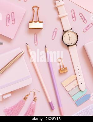 Pinkfarbene Accessoires und Schreibwaren für Mädchen auf pastellrosa Hintergrund Draufsicht Stockfoto