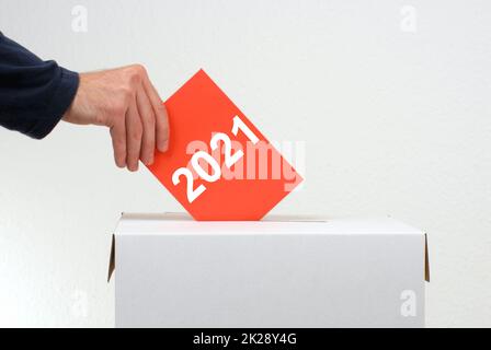 Wahlurnen und roter Umschlag - Wahl 2021 Stockfoto