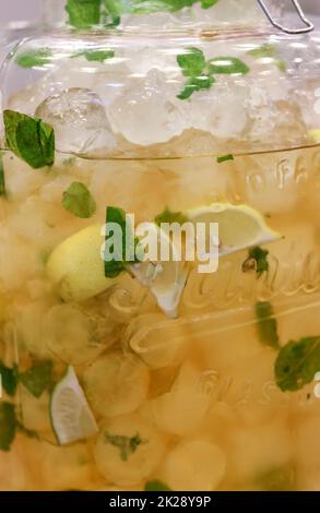 Perfektes Durstlöschendes Getränk mit Zitrone und Minze Stockfoto