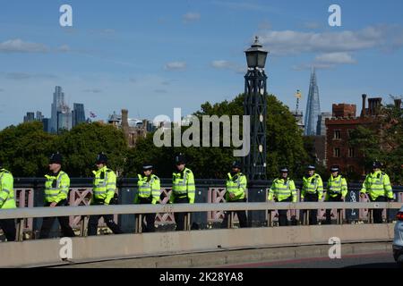 Die Polizei auf der Lambeth-Brücke, die auf derselben Strecke nach Victoria Gardens fährt, wie diejenigen, die Schlange stehen, um der Königin ihre Ehre zu erweisen - am 17.. September 2022 Stockfoto