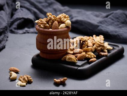 Walnuss, Mandel, Cashew auf einem Holzbrett. Köstlicher, nahrhafter Snack Stockfoto