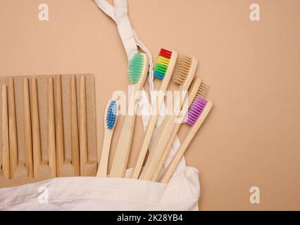 Weiße Baumwolltasche, Holzzahnbürsten auf braunem Hintergrund. Recycelbarer Abfall, Draufsicht Stockfoto