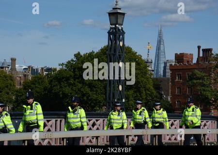 Die Polizei auf der Lambeth-Brücke, die auf derselben Strecke nach Victoria Gardens fährt, wie diejenigen, die Schlange stehen, um der Königin ihre Ehre zu erweisen - am 17.. September 2022 Stockfoto