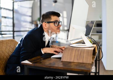 Sitzen In Falscher, Schlechter Haltung Stockfoto