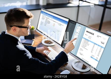 Junge Geschäftsmann Blick Auf Rechnung Während Online-Banking Stockfoto